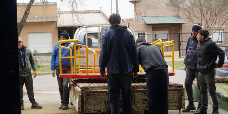 Estudiantes de la Escuela Técnica N.° 1 de Colón construyeron una calesita inclusiva para la Plaza del barrio Ombú