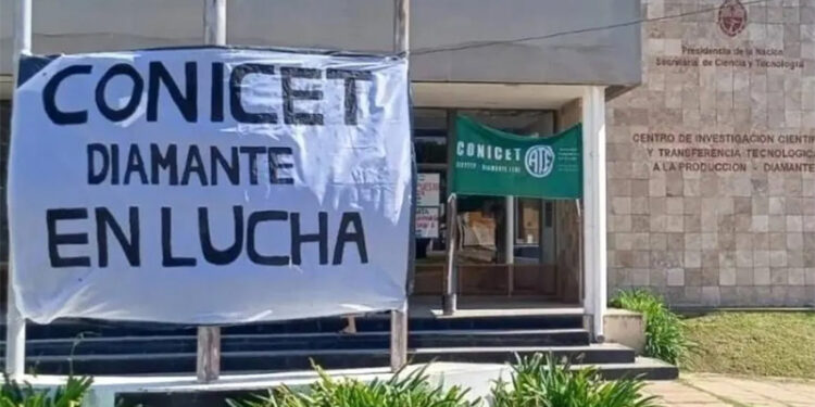 Conicet: entre el furor por el streaming científico y el paro contra el ajuste