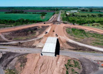 El gasto en obra pública cayó a mínimos históricos en julio, mientras crece fuerte el pago de intereses
