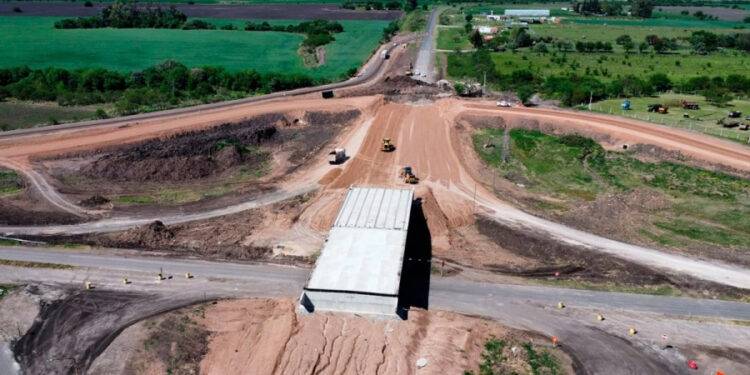 El gasto en obra pública cayó a mínimos históricos en julio, mientras crece fuerte el pago de intereses
