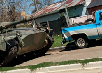 Insólito, Un tanque de guerra chocó contra una camioneta en Concordia
