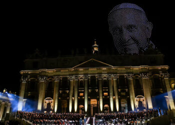 El emotivo homenaje al papa Francisco durante un concierto en el Vaticano: miles de drones fueron desplegados para formar su rostro