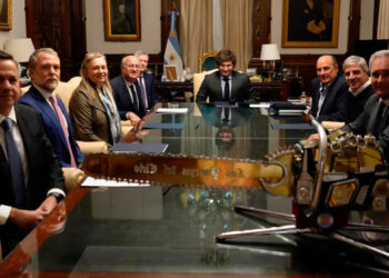 Primera reunión del equipo económico post derrota electoral: Milei y Caputo recibieron al presidente del BID