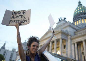 Milei, entre la esperanza y la decepción, 7 de 10, desaprueban la gestión