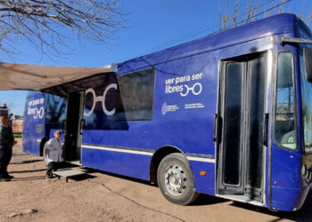 Ver para ser libres: se entregaron anteojos recetados a 51 niños elisenses