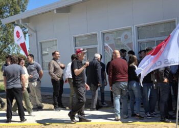 Autoridades de Pueblo Liebig presentes en la inauguración de las nuevas oficina de frigorifico avicola.