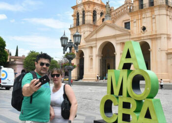 Córdoba se prepara para un finde largo con altas reservas y buenas señales en Villa Carlos Paz