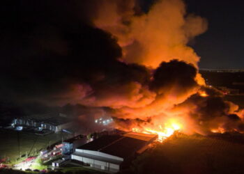 Explosiones en cadena y un impactante incendio en el polo industrial de Ezeiza Bs As