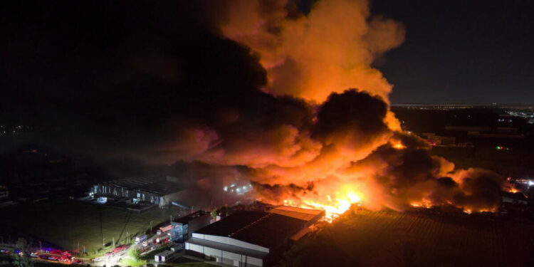 Explosiones en cadena y un impactante incendio en el polo industrial de Ezeiza Bs As