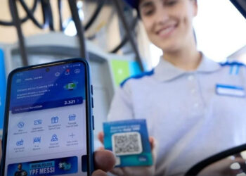 YPF habilitó el pago en dólares en carga de combustibles: ¿cómo funciona?