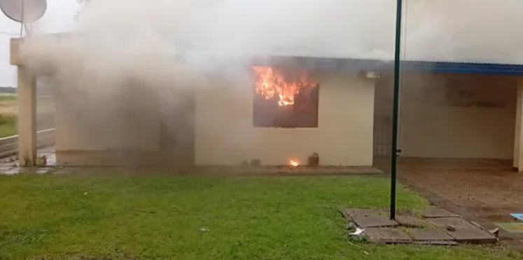 Forzaron el ingreso de una escuela entrerriana y la prendieron fuego