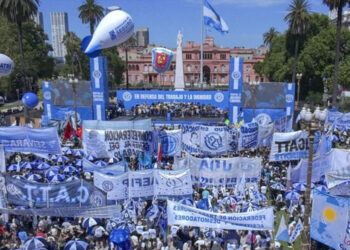 La CGT marchó contra de la reforma laboral y amenazó con un paro nacional si se aprueba el proyecto