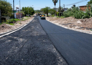 Paraná: Repavimentan y optimizan desagües pluviales en un tramo de calle Antonio Crespo