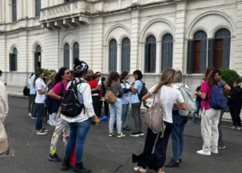 Reforma laboral: profesionales de la salud se movilizaron a Casa de Gobierno