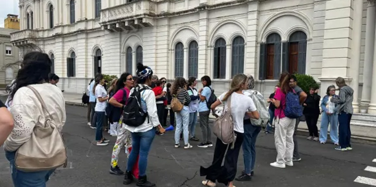 Reforma laboral: profesionales de la salud se movilizaron a Casa de Gobierno