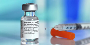 Un fallo judicial vinculó la vacuna del Covid de Pfizer con un efecto adverso neurológico poco conocido