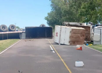 Fuerte choque y vuelco de camiones en ruta 11, un hombre resultó con lesiones.