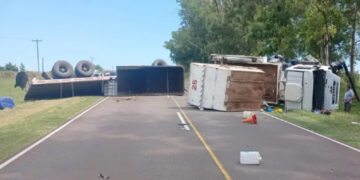 Fuerte choque y vuelco de camiones en ruta 11, un hombre resultó con lesiones.