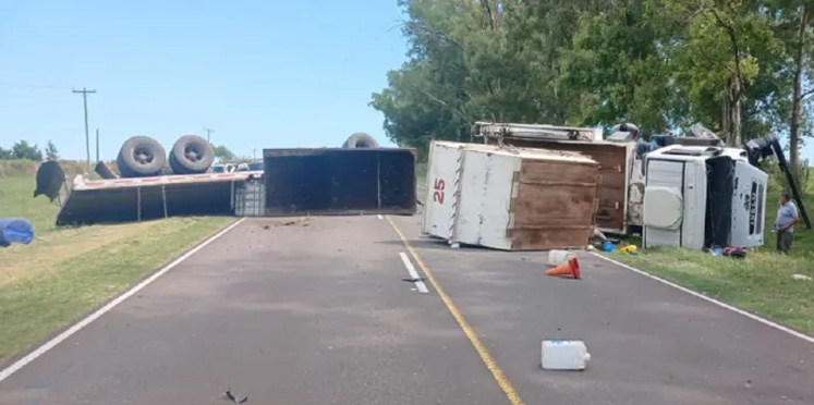 Fuerte choque y vuelco de camiones en ruta 11, un hombre resultó con lesiones.