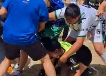 Atacan salvajemente a una árbitra en un partido de fútbol amateur