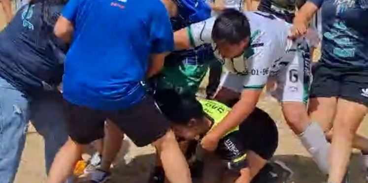 Atacan salvajemente a una árbitra en un partido de fútbol amateur
