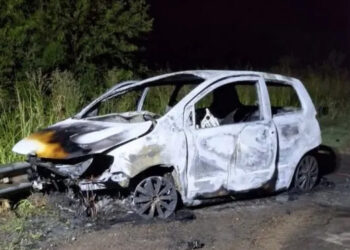 Casi termina en tragedia: Jóvenes chocaron en la ruta y el auto se prendió fuego