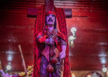 Una multitudinaria peregrinación roja llegó al santuario del Gauchito Gil