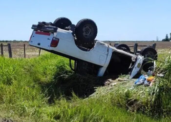 Violento vuelco en Entre Ríos: el conductor quedó atrapado en su camioneta