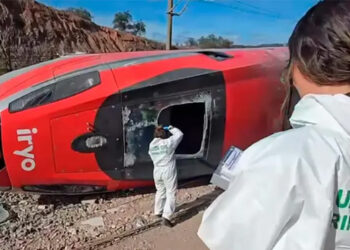 Una niña sobrevivió al choque de trenes donde murió toda su familia: la hallaron caminando descalza por las vías
