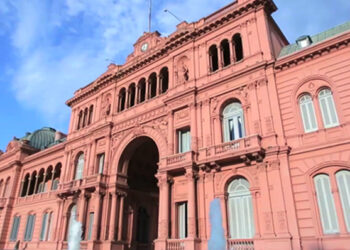 Mientras la crisis continúa, oficializaron el aumento salarial para ministros y altos funcionarios nacionales