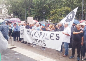 Fuerte reclamo en Concordia por cesantía en la Municipalidad