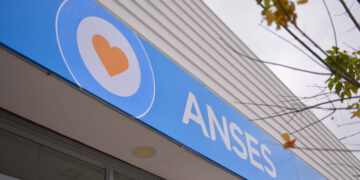 ANSES confirmó un nuevo aumento para la AUH y se dieron a conocer las fechas de pago
