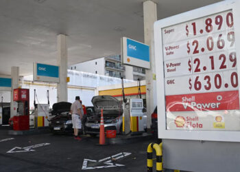 La suba de la nafta no se detiene: los precios en los surtidores saltan casi 9% desde que empezó el Conflicto en Medio Oriente