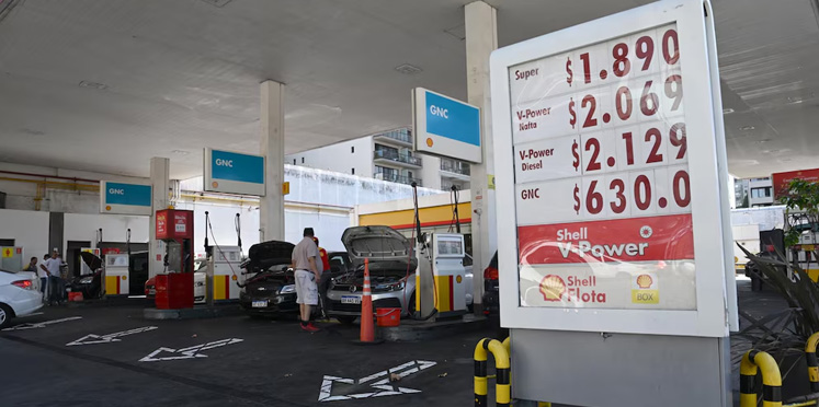 La suba de la nafta no se detiene: los precios en los surtidores saltan casi 9% desde que empezó el Conflicto en Medio Oriente