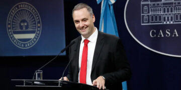 Imputaron a Manuel Adorni por presunto enriquecimiento ilícito y pidieron medidas de prueba
