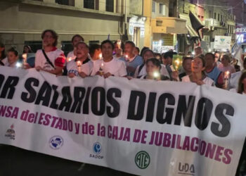 Masiva movilización de docentes en Paraná para reclamar mejoras salariales