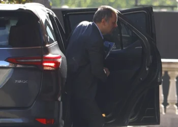 La Justicia investiga a Adorni por los viajes con su esposa a Nueva York y Punta del Este