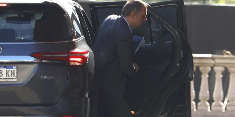 La Justicia investiga a Adorni por los viajes con su esposa a Nueva York y Punta del Este