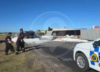 Tremendo accidente; un camión se cruzó de carril chocó y volcó en la Autovia 14