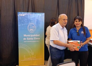 El Intendente Rossi entregó utiles escolares en Santa Elena