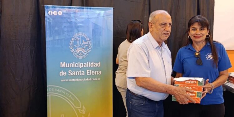 El Intendente Rossi entregó utiles escolares en Santa Elena