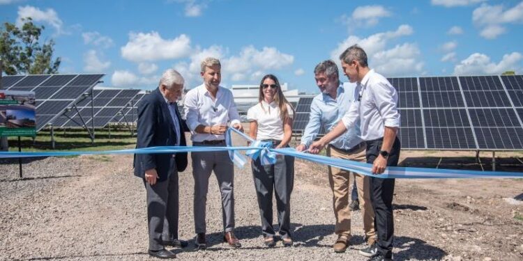 Frigerio acompañado por Laurito, inauguró el parque solar del frigorífico Fepasa en Concepción del Uruguay