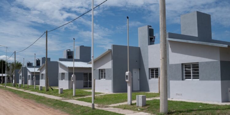 El Ministro de Gobierno firmará un convenio para concluir las obras de viviendas en Concepción del Uruguay