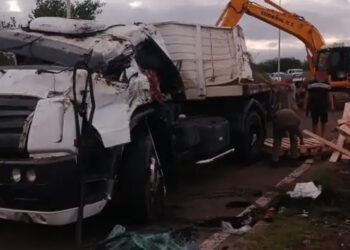 Volcó un camión con maderas en la Ruta 14: el chofer quedó atrapado y tuvo que ser rescatado