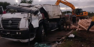 Volcó un camión con maderas en la Ruta 14: el chofer quedó atrapado y tuvo que ser rescatado