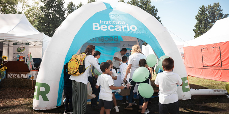 El Becario continúa con sus abordajes territoriales