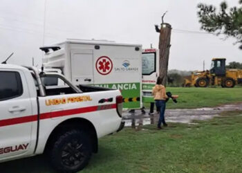 Bomberos rescataron a un niño enfermo en Entre Ríos: estaba varado por la lluvia y el camino anegado