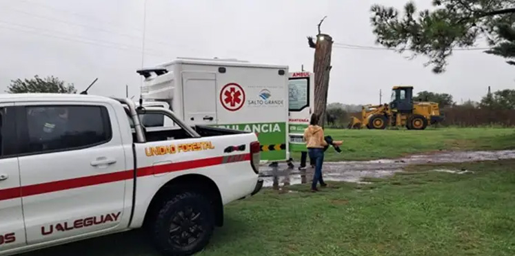 Bomberos rescataron a un niño enfermo en Entre Ríos: estaba varado por la lluvia y el camino anegado