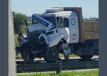 Impresionante choque de un camión de Vialidad Provincial