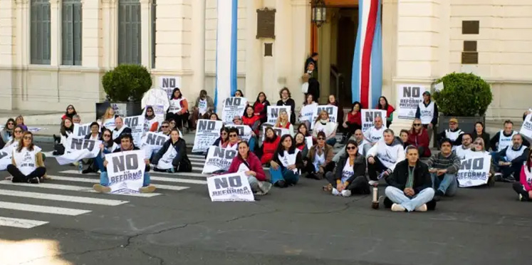 AGMER llama a concentrar frente a Casa de Gobierno contra la Reforma Previsional